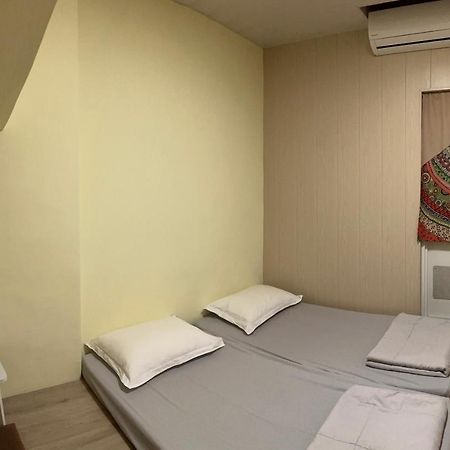 Back To Real Hostel T'ai-tung Esterno foto